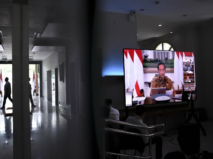 Layar menampilkan rapat terbatas (ratas) melalui konferensi video yang dipimpin Presiden Joko Widodo dari Istana Bogor di ruang wartawan Istana Kepresidenan, Jakarta, Senin (30/3/2020). Presiden Joko Widodo memimpin dua ratas yakni antisipasi mudik lebaran dalam mencegah penyebaran COVID-19 dan laporan Tim Gugus Tugas Covid-19. ANTARA FOTO/Hafidz Mubarak A/foc.