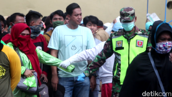 Penumpang tiba di Pelabuhan Nusantara, Kota Parepare, Senin (30/3/2020)