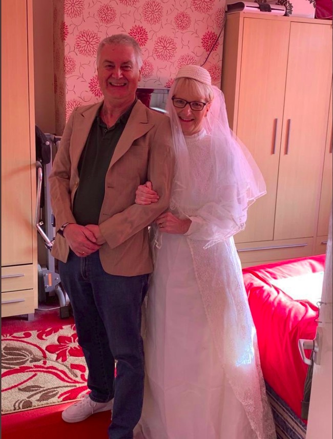 Kalau yang ini totalitas banget deh. Ibu yang satu ini mengajak serta suaminya untuk berdandan dengan pakaian yang dikenakannya saat menikah 42 tahun lalu. Foto: Twitter@redding_sue