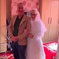 Kalau yang ini totalitas banget deh. Ibu yang satu ini mengajak serta suaminya untuk berdandan dengan pakaian yang dikenakannya saat menikah 42 tahun lalu. Foto: Twitter@redding_sue