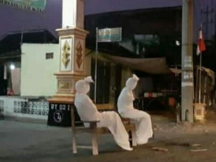 Dusun Tuk Songo, Kelurahan, Purworejo, Kecamatan Purworejo isolasi diri dan dijaga pocong, Minggu (30/3/2020).