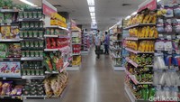 Pihak Pengelola hanya mengijinkan apotek dan supermarket yang masih boleh buka. Sejumlah warga tampak berberlanja di supermarket untuk membeli bahan-bahan kebutuhan.