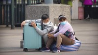 Dilansir dari AP News, layanan bus dan kereta bawah tanah Wuhan mulai kembali beroperasi usai adanya kelonggaran pembatasan wilayah atau Lockdown di kawasan itu yang mengalami penurunan jumlah kasus baru terkait virus Corona. AP Photo/Mark Schiefelbein.