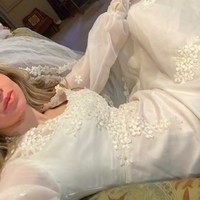 Merasa terinspirasi, ibu lainnya juga membagikan foto dirinya sedang duduk santai di rumah sambil mengenakan gaun pengantin lengkap dengan veil. Selain dapat menghilangkan rasa bosan di rumah, hal ini juga bisa membuat kembali bernostalgia ke masa lalu. Foto: Twitter@DianacBiggs