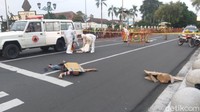 Mendapati hal tersebut, polisi yang berjaga di Pos Lantas langsung menelepon ambulans untuk datang ke lokasi. Bukan tanpa alasan, hal itu karena DH tak kunjung bergerak.