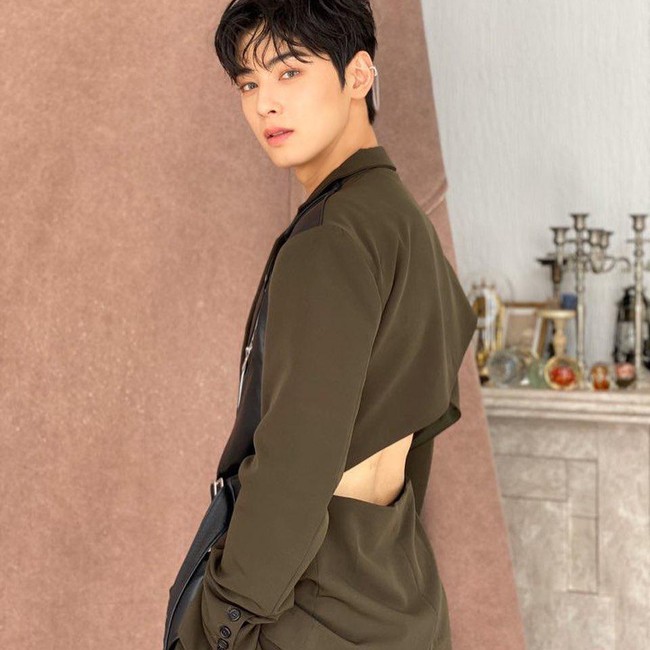 Baju dengan aksen robek seperti ini mungkin tidak bisa sukses dibawakan semua orang. Tentu tidak untuk Cha Eun Woo yang punya wajah dan tubuh yang menunjang. Foto: Instagram Cha Eun Woo