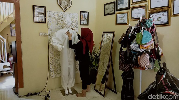 Pemkot Surabaya bergerak cepat dalam menangani wabah virus covid-19. Salah satunya dengan memberdayakan UMKM untuk memproduksi Alat Pelindung Diri (APD) bagi tenaga medis.