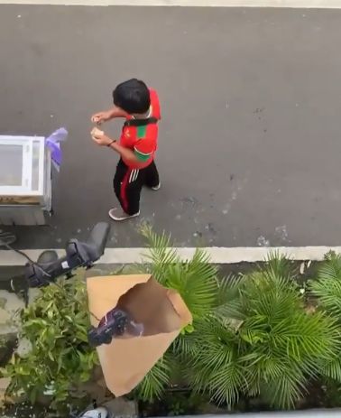 Cara Kocak Netizen Beli Tahu Bulat dan Kerupuk dengan 'Physical Distancing'