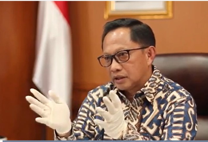 Mendagri Tito Karnavian angkat bicara soal lockdown yang akhir-akhir ramai dibicarakan. Apalagi setelah beberapa daerah menerapkan local lockdown. Menurut Tito, bagaimana seharusnya kepala daerah bersikap dan mengambil kebijakan?