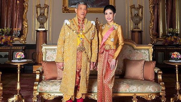 Di tengah pandemi corona atau Covid-19, setiap orang diwajibkan untuk mengisolasi diri demi mencegah penyebaran virus corona. Hal serupa juga dilakukan oleh Raja Maha Vajiralongkorn atau dikenal sebagai Rama X dari Thailand serta 20 selir dan pelayannya (THAILANDS ROYAL OFFICE / AFP)