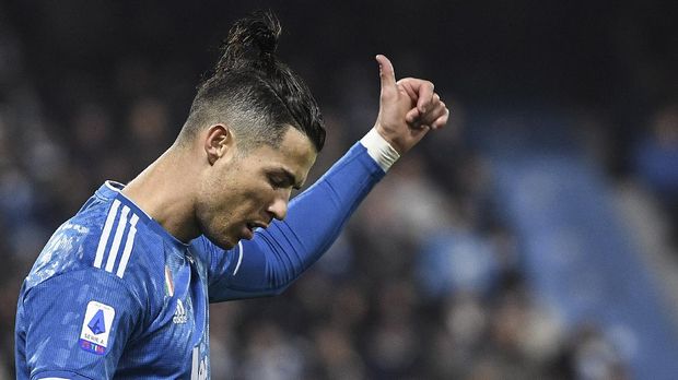 Juventus' Portuguese forward Cristiano Ronaldo reacts after missing a goal opportunity during the Italian Serie A football match SPAL vs Juventus on February 22, 2020 at the Paolo-Mazza stadium in Ferrara. (Photo by Isabella BONOTTO / AFP)