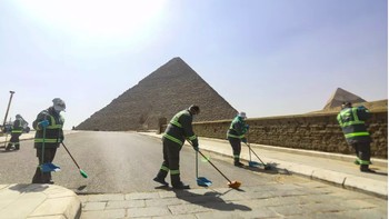Para pekerja yang tengah membersihkan dan menyemprot disinfektan di area Piramdia Besar di Mesir pada tanggal 25 Maret 2020. (Foto: Mashable/Siobhan Neela-Stock)