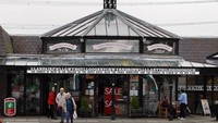 Turis berada di depan toko cinderamata di kota Llanfairpwllgwyngyllgogerychwyrndrobwllllantysiliogogogoch, di Wales, Inggris, (6/10/2008).