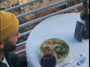 Romantis! Pasangan Ini Tunjukkan Serunya Kencan Saat Social Distancing