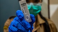 Petugas menunjukkan alat tes cepat (rapid test) di rumah isolasi pasien corona.