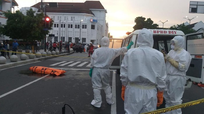 Proses evakuasi jenazah di titik nol kilometer Yogya