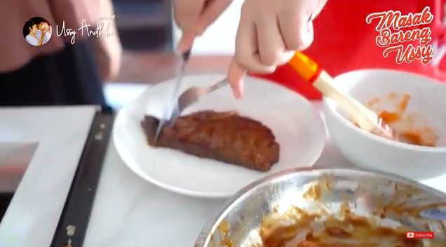 Di Rumah Saja, Ussy Sulistiawaty Bikin Siomay Sampai Steak Sendiri