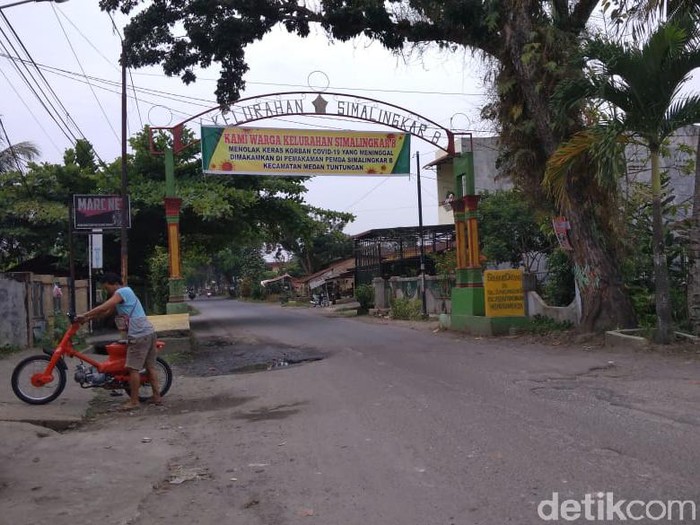 Spanduk tolak pemakaman korban Corona terpasang di beberapa titik di Medan Tuntungan (Datuk Haris/detikcom)