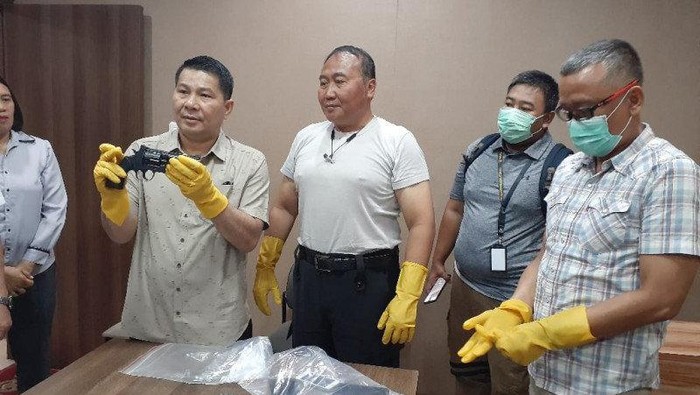 Kaops Satgas Nemangkawi Brigjen Roycke Harry Langie (kiri) menunjukkan barang bukti senjata api yang diamankan dari tersangka pemasok senjata untuk KKB di Papua dan Papua Barat (ANTARA/HO-Satgas Humas Operasi Nemangkawi)