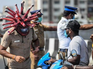 Viral Polisi Berhelm Corona Tertibkan Lockdown di India