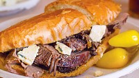 Menu ikonik dari Phillippes ada French Dip, yaitu sandwich yang terbuat dari roti Prancis kemudian dipanggang dan disajikan dengan daging enak bersaus kental. Foto: Istimewa