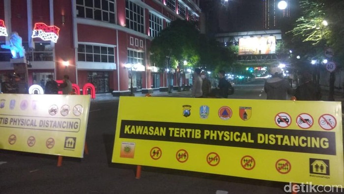 physical distancing di surabaya