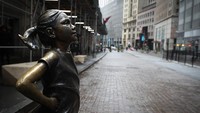 Salah satu ikon Wall Street, patung banteng menanduk terlihat sendirian di jalanan yang semakin lengang. Biasanya, untuk berfoto tanpa turis di depan patung kar ya Arturo Di Modica harus dilakukan pagi-pagi. Saat ini, sepi sepanjang hari.  Anadolu Agency via Getty Images/Anadolu Agency