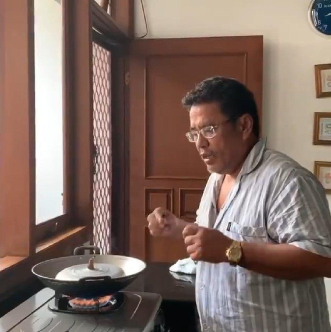 Panci dan kompor milik Hotman Paris ini pun mencuri perhatian netizen. Sesultan-sultannya lord hotman, gagang tutup pancinya yang udah jebol aja diganti pake kayu tulis netizen yang mengunggah video Hotman Paris masak di Twitter.  Foto: Instagram @hotmanparisofficial