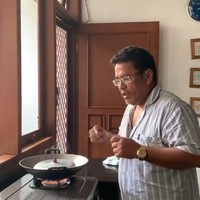 Panci dan kompor milik Hotman Paris ini pun mencuri perhatian netizen. Sesultan-sultannya lord hotman, gagang tutup pancinya yang udah jebol aja diganti pake kayu tulis netizen yang mengunggah video Hotman Paris masak di Twitter.  Foto: Instagram @hotmanparisofficial