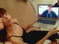 Keren! Fotografer Ini Bikin Pemotretan Lewat Video Call Saat #JagaJarakDulu