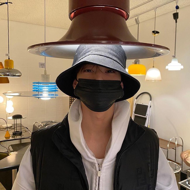Banyak yang bilang jika Cha Eun Woo Astro masih terlihat tampan bahkan ketika menutupi sebagian wajahnya dengan masker dan topi.Foto: Instagram Cha Eun Woo