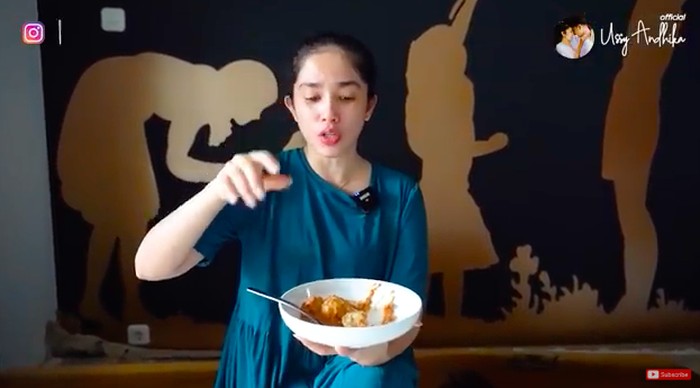 Ussy masak di rumah