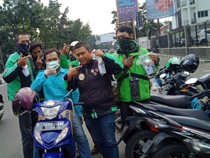 Cegah Corona, Gelora Jabar Bagikan Masker-Semprot Disinfektan Bantu Warga