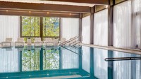 Agar lebih melengkapi pengalaman menginap di resor ski, tersedia juga fasilitas tempat fitness serta kolam renang indoor. Mewah sekali ya hotel bintang 4 ini. Tak heran jadi pilihan Raja Rama X (Leuchtende Hotelfotografie/Grand Hotel Sonnenbichl)