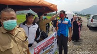 Puluhan petugas gabungan dari Pemda, TNI-Polri serta tenaga medis disiagakan di kawasan Kadungora yang merupakan gerbang utama masuk perkotaan Garut.