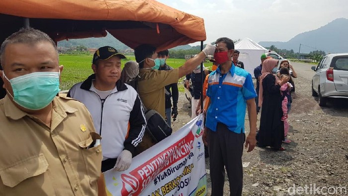 Pemudik Masuk Garut Diperiksa Suhu Tubuhnya Pemkab Garut mengoptimalkan pembatasan gerak warganya untuk mencegah virus Corona masuk Garut. Salah satu caranya dengan 'menyaring' warga di perbatasan.