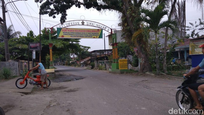 Spanduk tolak jenazah korban Corona (Datuk Haris Molana/detikcom)