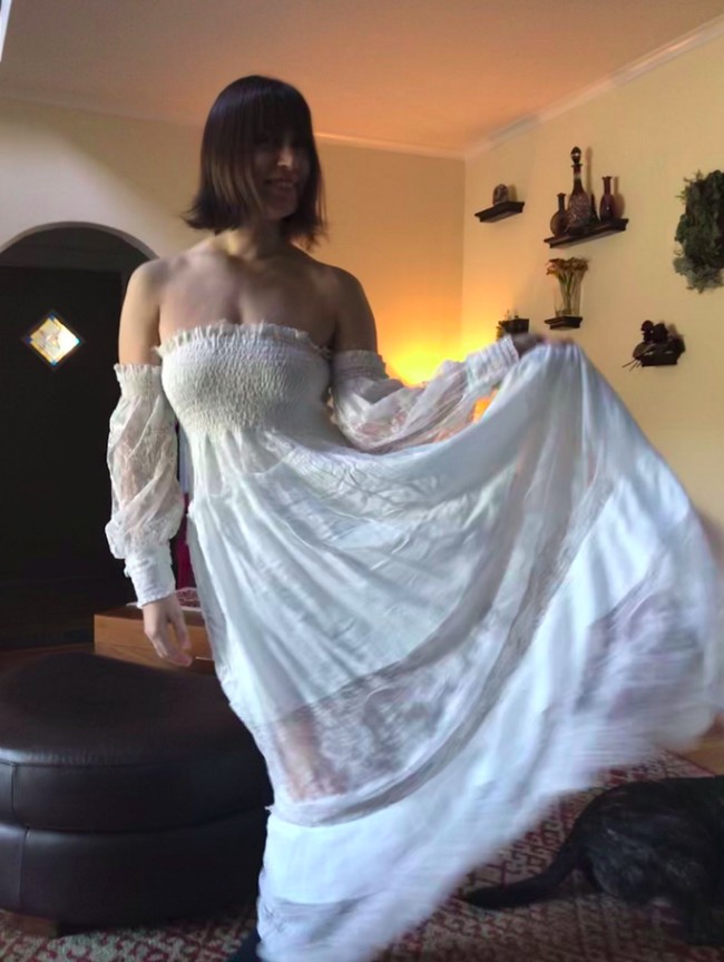 Tidak mau kalah, ibu satu ini juga mengunggah foto dirinya pakai gaun pengantin dengan off the shoulder. Dia terlihat sangat bahagia mengenakan gaun pengantin tersebut. Apa kamu tertarik mencoba ide yang satu ini untuk mengisi kegiatan selama di rumah aja? Foto: Twitter@petersagal