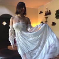 Tidak mau kalah, ibu satu ini juga mengunggah foto dirinya pakai gaun pengantin dengan off the shoulder. Dia terlihat sangat bahagia mengenakan gaun pengantin tersebut. Apa kamu tertarik mencoba ide yang satu ini untuk mengisi kegiatan selama di rumah aja? Foto: Twitter@petersagal