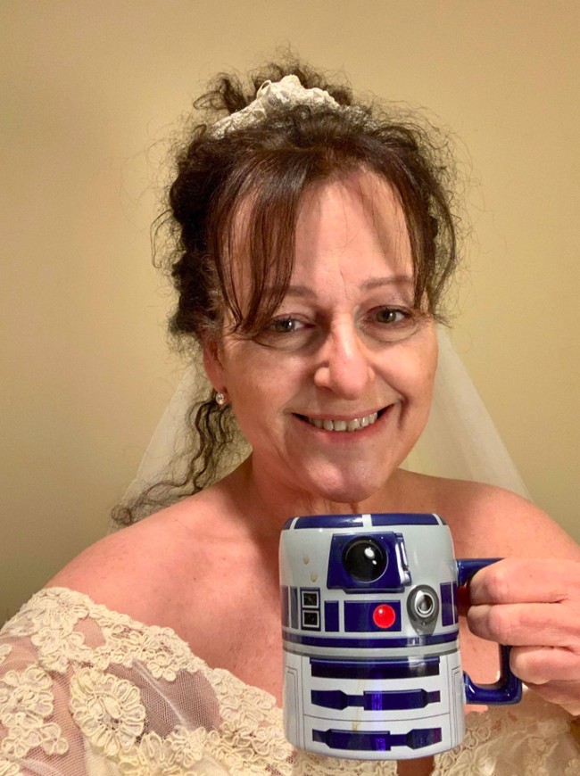 Dalam unggahannya di Twitter, ibu ini menyebutkan bahwa gaun pengantin yang dikenakannya itu sudah berusia 38 tahun. Walaupun sudah disimpan cukup lama, gaun tersebut terlihat masih bagus dan pas dipakai. Foto: Twitter@EileenBillinson