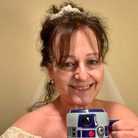 Dalam unggahannya di Twitter, ibu ini menyebutkan bahwa gaun pengantin yang dikenakannya itu sudah berusia 38 tahun. Walaupun sudah disimpan cukup lama, gaun tersebut terlihat masih bagus dan pas dipakai. Foto: Twitter@EileenBillinson