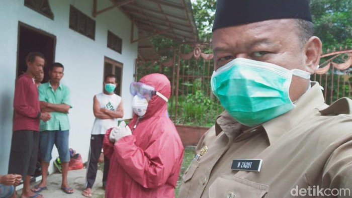 Surat kematian seorang warga Kecamatan Kanigoro Kabupaten Blitar telah dibacakan tim medis. Yang bersangkutan meninggal ketika perjalanan ke rumah sakit dari episentrum corona.