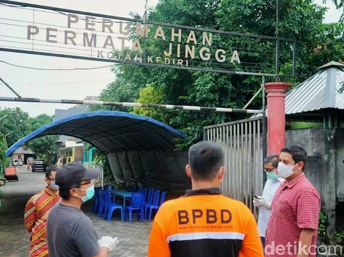 Pemkot Kediri melakukan pengetatan wilayah di perumahan tempat tinggal pasien positif Covid-19. Itu dilakukan untuk menekan penyebaran virus corona.