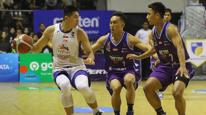 SATRIA MUDA PERTAMINA, AMARTHA HANGTUAH, Satria Muda Pebasket Satria Muda Pertamina Avan Saputra (kiri) dihadang pebasket Amartha Hangtuah Sevly Rondonuwu (tengah) dan Lucky Abdi Pasondok, saat pertandingan seri keenam Indonesian Basketball League (IBL) Pertamax 2020 di DBL Arena, Surabaya, Jawa Timur, Sabtu (7/3/2020). Satria Muda Pertamina mengalahkan Amartha Hangtuah dengan skor akhir 83-79. ANTARA FOTO/Moch Asim/ama.
