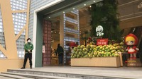Dilansir dari AP News, sejumlah toko di kawasan Wuhan, China, mulai kembali buka dan beroperasi pada Senin (30/3) kemarin. Bergeliatnya perekonomian di kawasan Wuhan itu terjadi karena menurunnya jumlah kasus baru terkait virus Corona di kawasan tersebut.  AP Photo/Olivia Zhang.