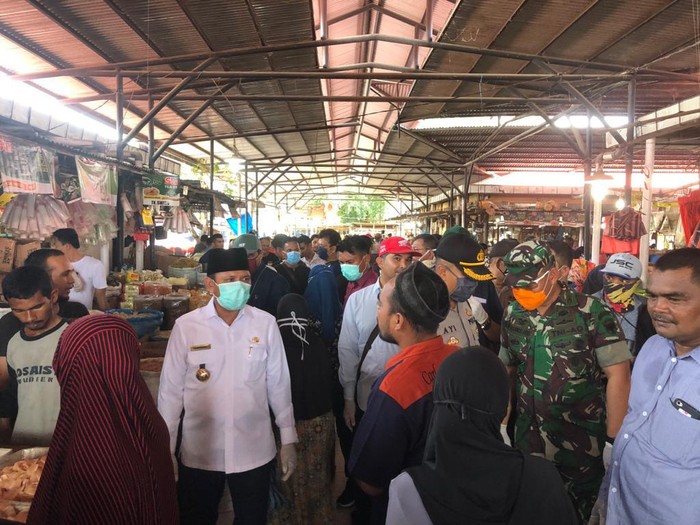 Pemerintah Kabupaten Aceh Besar akan menutup sementara pasar rakyat hingga swalayan untuk mencegah penyebaran virus Corona.