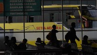Perjalanan antarkota di Terminal Pulogebang, Jakarta Timur menurun. Masyarakat segan ke luar kota di tengah wabah virus korona (covid-19).ANTARA FOTO/Indrianto Eko Suwarso