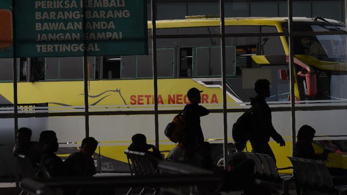 IMBAUAN TIDAK MUDIK Penumpang menaiki bus Antar Kota Antar Provinsi di Terminal Pulo Gebang, Jakarta, Minggu (29/3/2020). Kementerian Perhubungan mengimbau agar warga membatalkan niatnya pulang kampung, untuk mencegah penyebaran COVID-19. ANTARA FOTO/Indrianto Eko Suwarso/foc.
