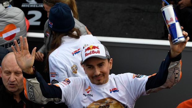 Repsol Honda Team's Spanish rider Jorge Lorenzo waves as he retires after his last MotoGP race of the MotoGP Valencia Grand Prix at the Ricardo Tormo racetrack in Cheste near Valencia, on November 17, 2019. - World champion Marc Marquez clinched his 12th MotoGP victory of the season in final race in Valencia. (Photo by PIERRE-PHILIPPE MARCOU / AFP)