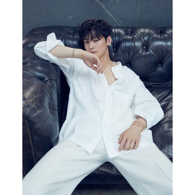 Hanya dengan kemeja dan celana putih. Cha Eun Woo bisa terlihat seksi dalam pemotretan majalah. Foto: Instagram Cha Eun Woo